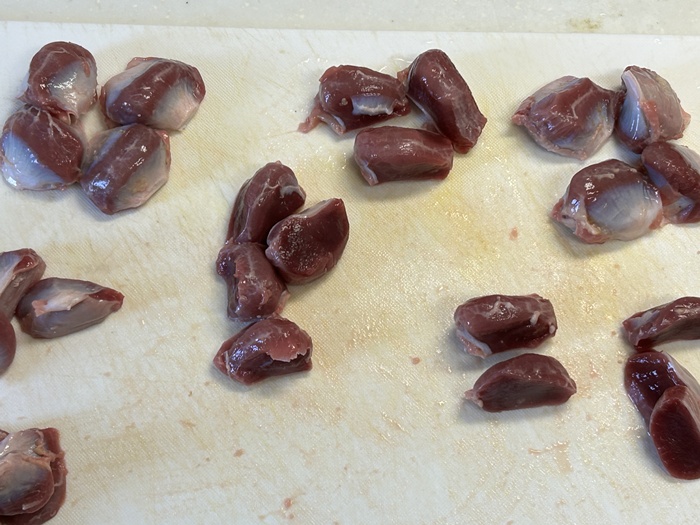 砂肝串を作るために4種類の切り方をしたところ。銀皮を残してあるものそうでないもの。
