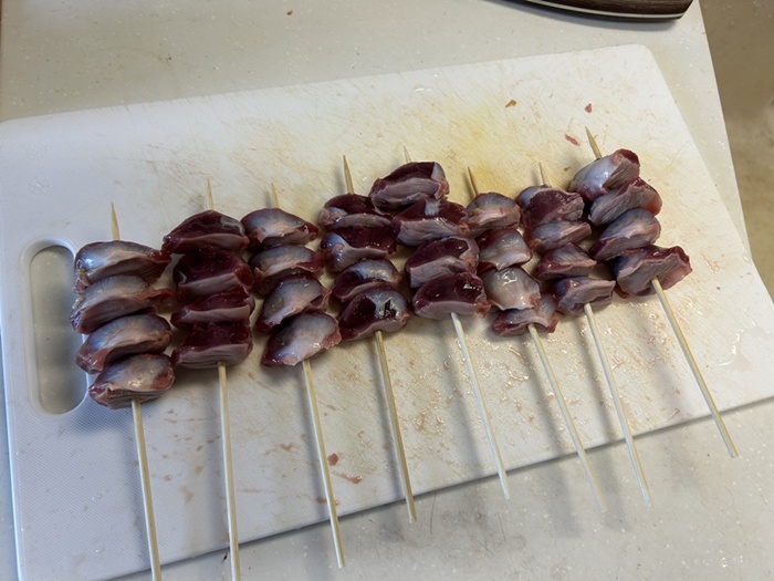 様々な切り方で準備した砂肝を焼き鳥串に刺したところ