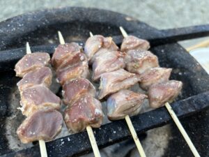 焼き鳥の砂肝を七輪で炭火焼きしているところ