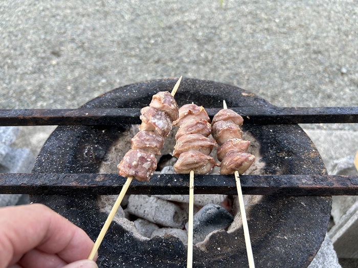 七輪で半分にカットした砂肝串を炭火焼きしているところ