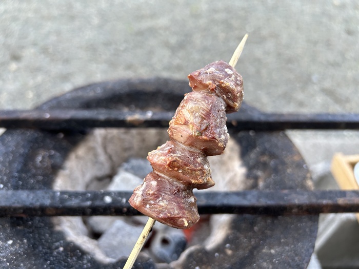 七輪で焼き鳥の砂肝串に塩を振って焼き上げたところ
