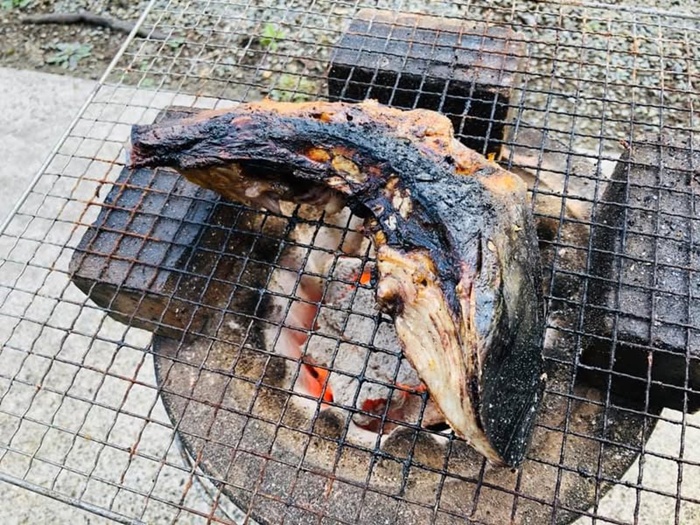 七輪で魚のカマを炭火焼きしているところ