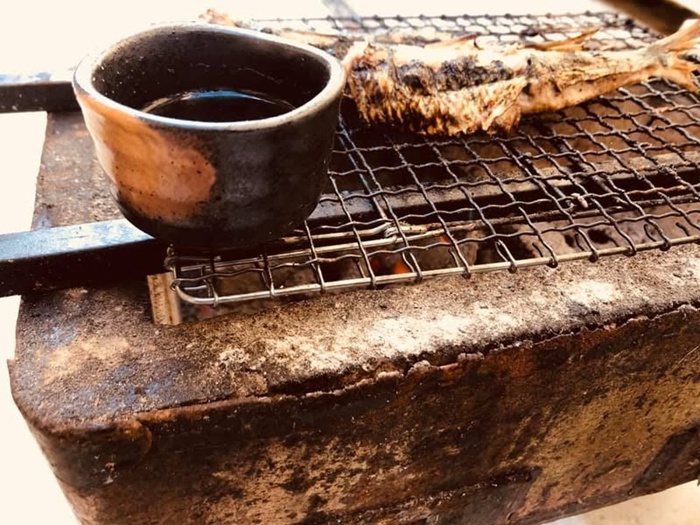 七輪で晩酌をしているところ