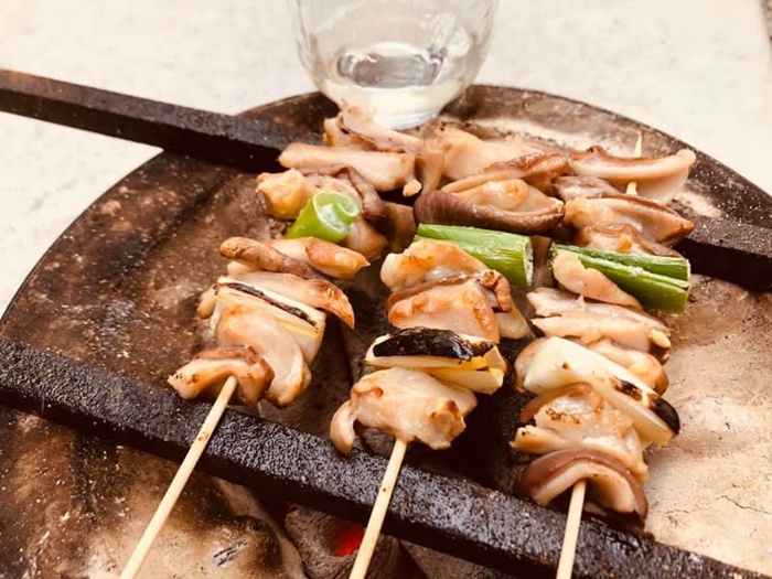 七輪で焼き鳥を炭火焼きしているところ