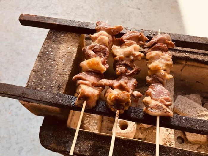 角型七輪に鉄久を使って焼き鳥を炭火焼きしているところ