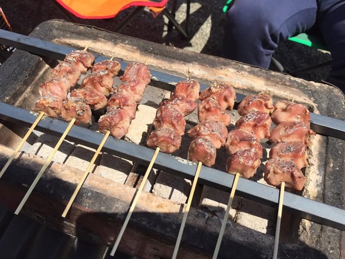 角型七輪で焼き鳥を焼くところ