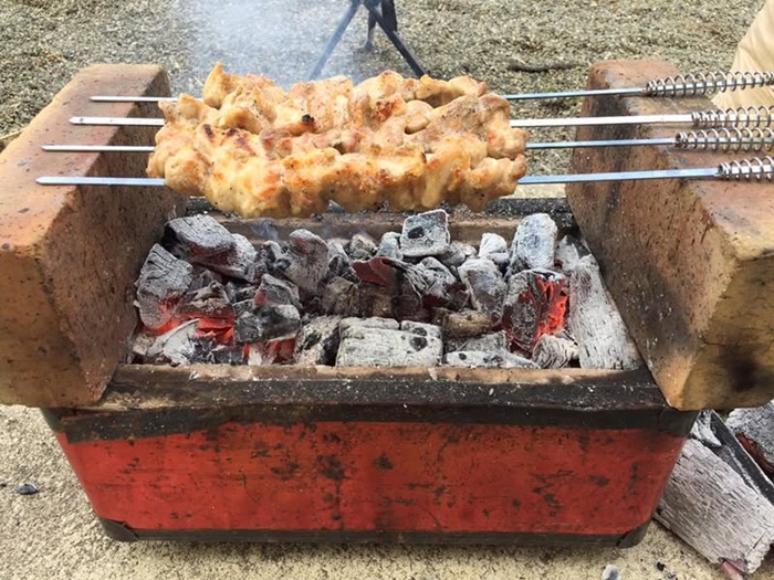 ねり物の角型七輪でもも肉を焼いているところ