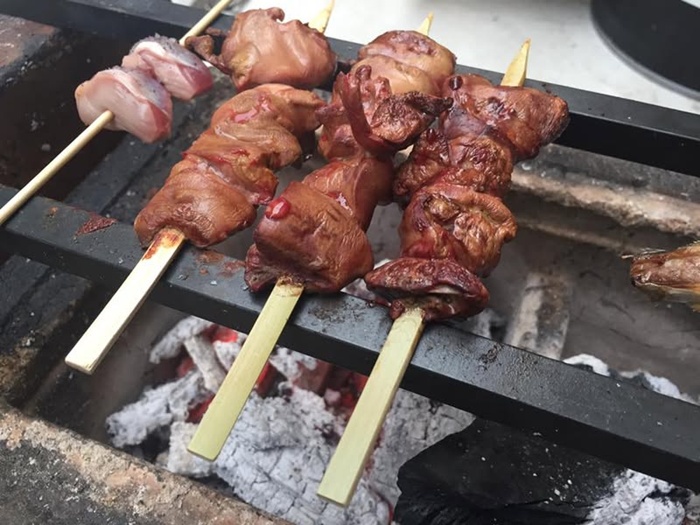 七輪で焼き鳥のレバー串を焼いているところ