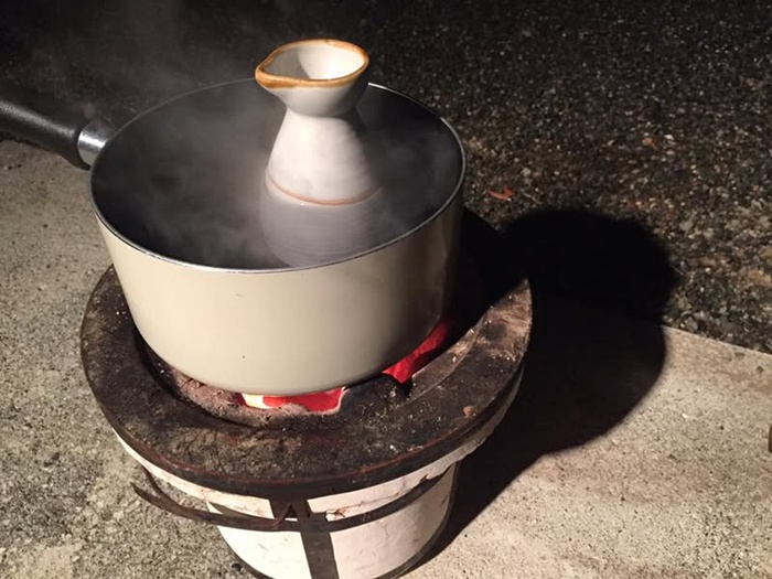 七輪で日本酒の熱燗をつくるところ
