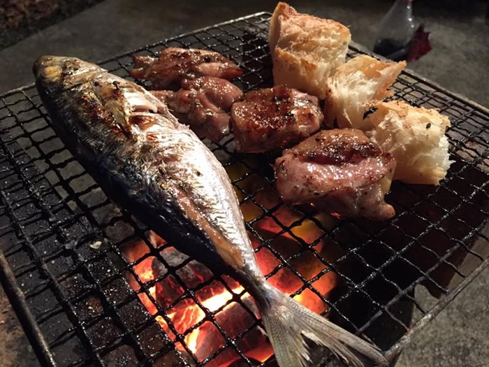 七輪でアジと鶏モモ肉、バケットをやくところ