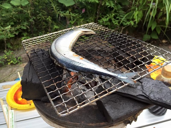 七輪でサンマを炭火焼きする様子