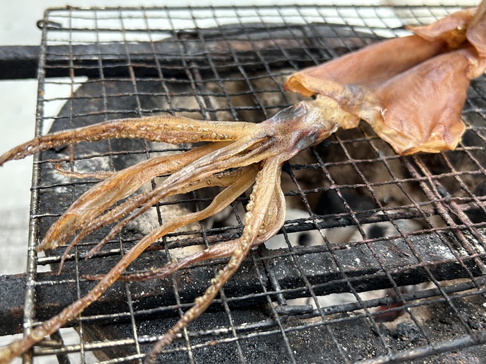 七輪でスルメを炭火で炙っているところ