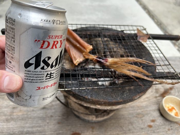 七輪でスルメを炙っている最中にビールを嗜む光景