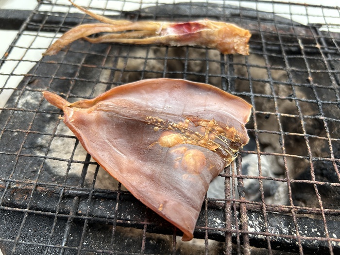 自家製のスルメを七輪で炙っている様子