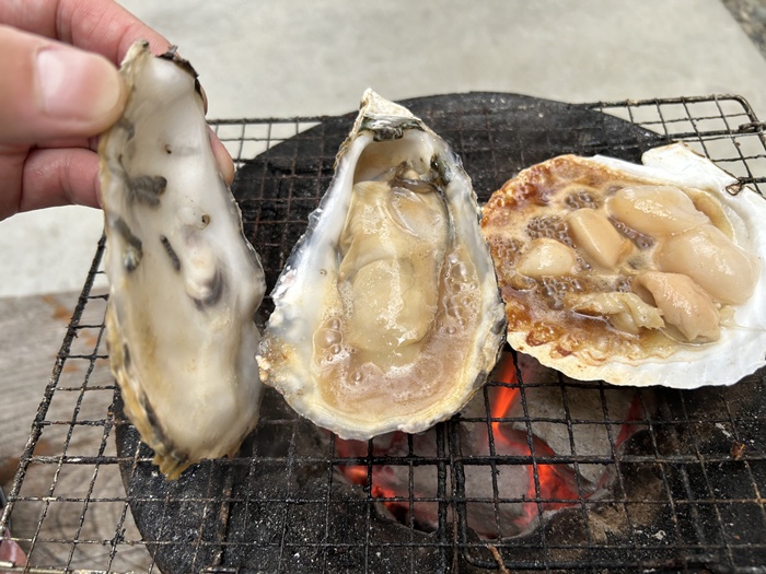 七輪でホタテと牡蠣を焼いている光景