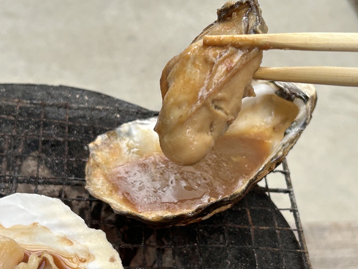 七輪で牡蠣を焼いている光景
