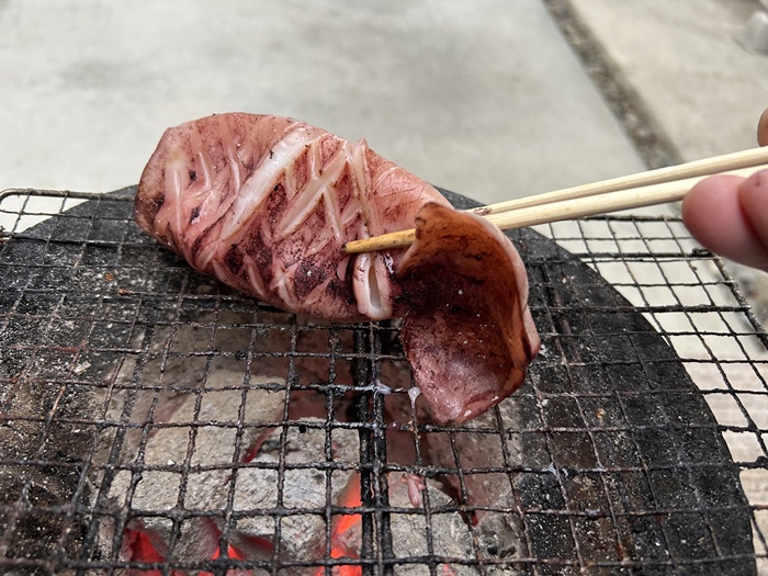 七輪でスルメイカを焼いているところ