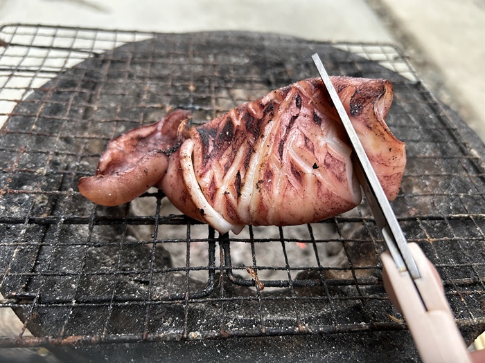 七輪でイカを焼いている様子