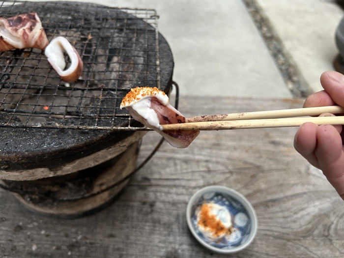 七輪でイカを焼いてマヨネーズで食べる様子