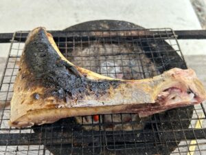 七輪でマグロのカマを炭火でじっくり焼いているところ