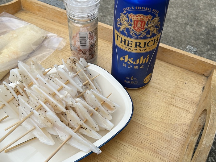 七輪で焼き鳥を楽しむ準備としてヤゲン軟骨串を作った様子