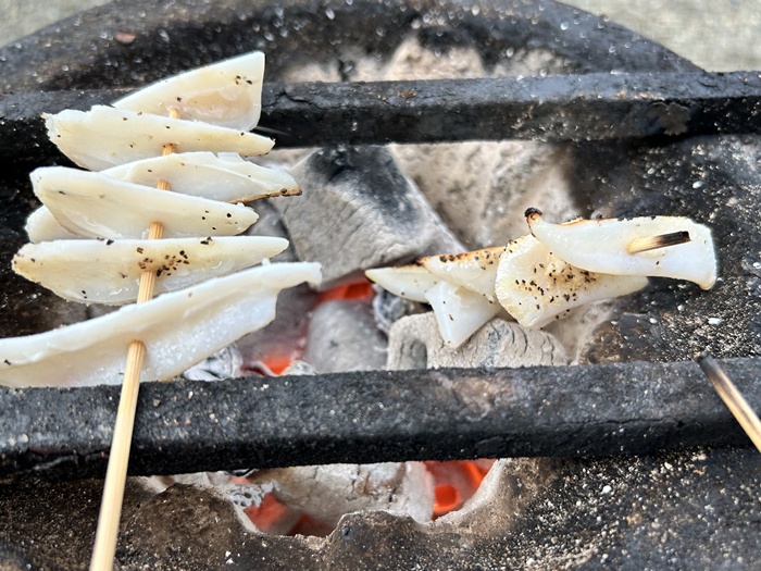 焼き鳥のヤゲン軟骨串を七輪で炭火焼きしている様子