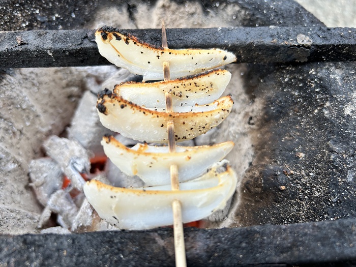 七輪でヤゲン軟骨串を炭火焼きする様子