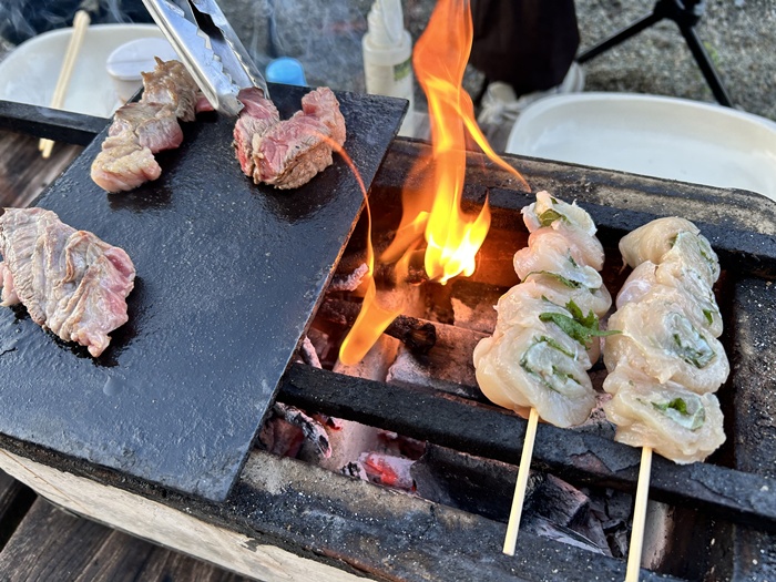 長方形の七輪で焼き鳥を焼くところ