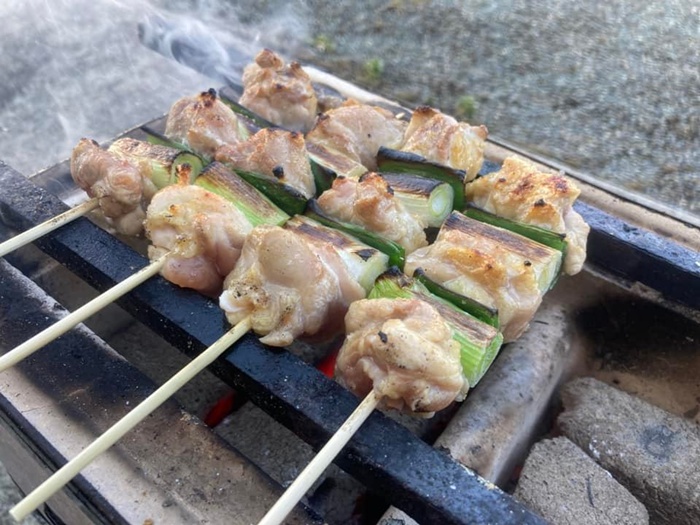 七輪で焼き鳥のねぎまを炭火で焼き上げているところ
