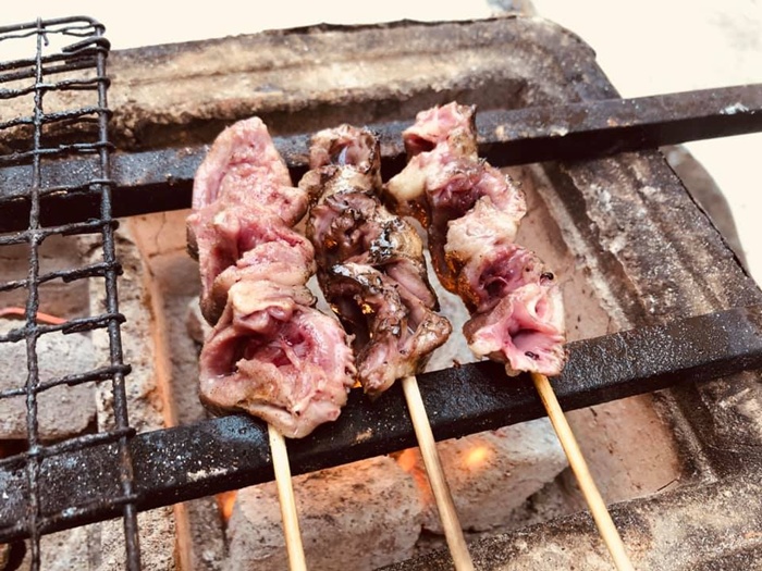 七輪で焼き鳥のはつ串を焼いているところ