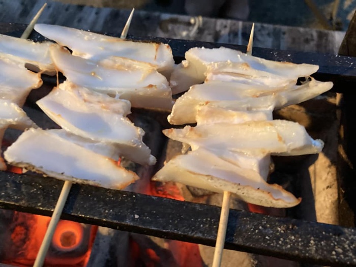 炭火焼きで焼き鳥のヤゲンを焼き上げるところ