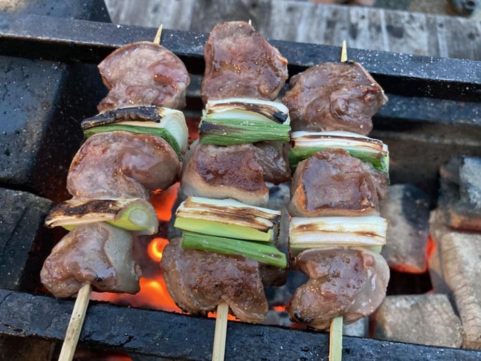 七輪でタン串を炭火で焼いているところ