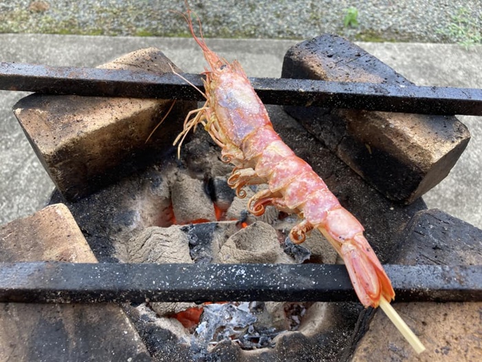 七輪で海鮮エビを焼いているところ