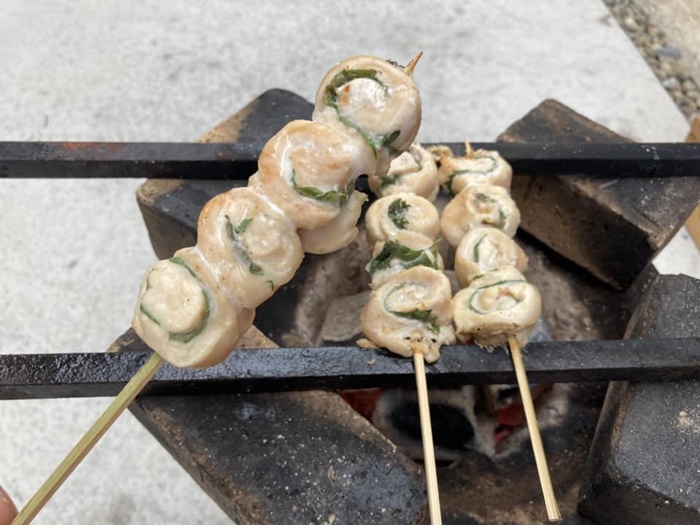七輪で梅しそ巻き串を炭火で焼き上げているところ