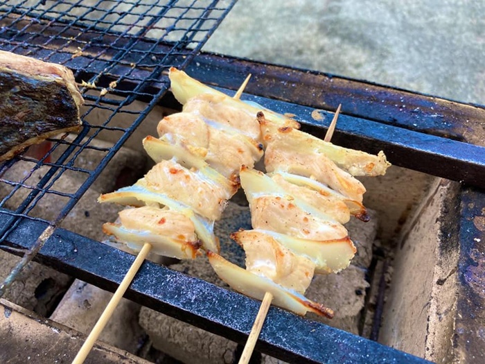 七輪で焼き鳥のヤゲン軟骨串を炭火で焼いているところ