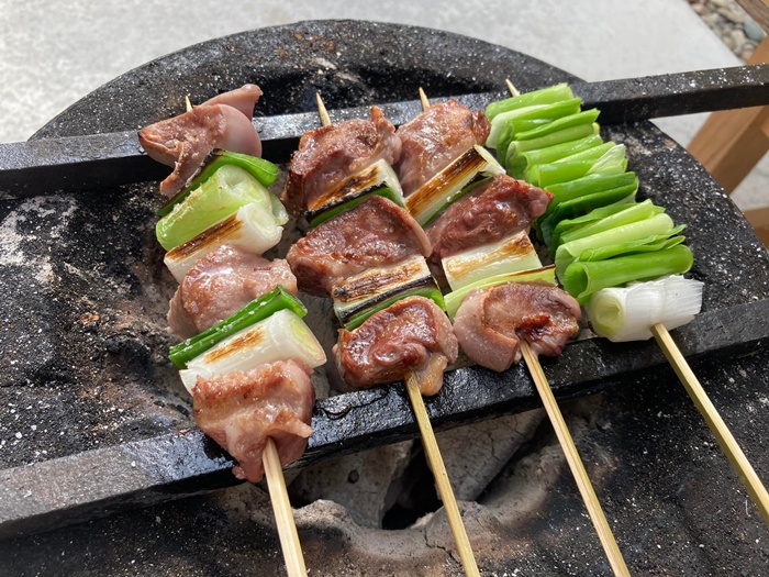 七輪で焼き鳥を炭火焼きしているところ