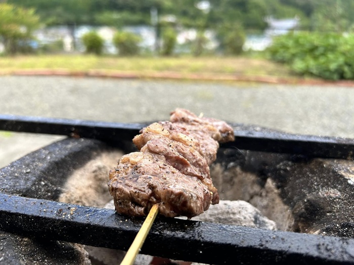 牛串を七輪で炭火焼きしているところ