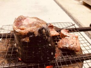 七輪でマグロのテールを炭火焼きしているところ