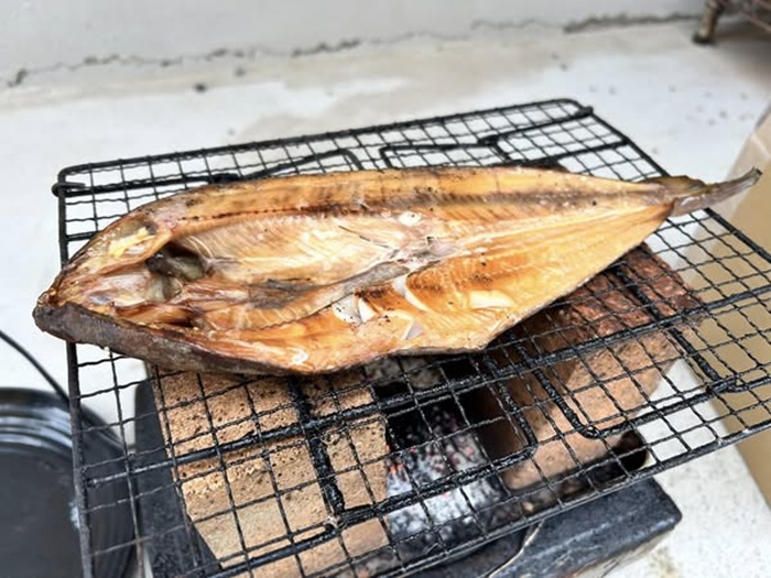 七輪でホッケの開きを焼いている様子