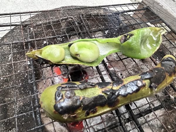 七輪でそら豆を焼き上げているところ