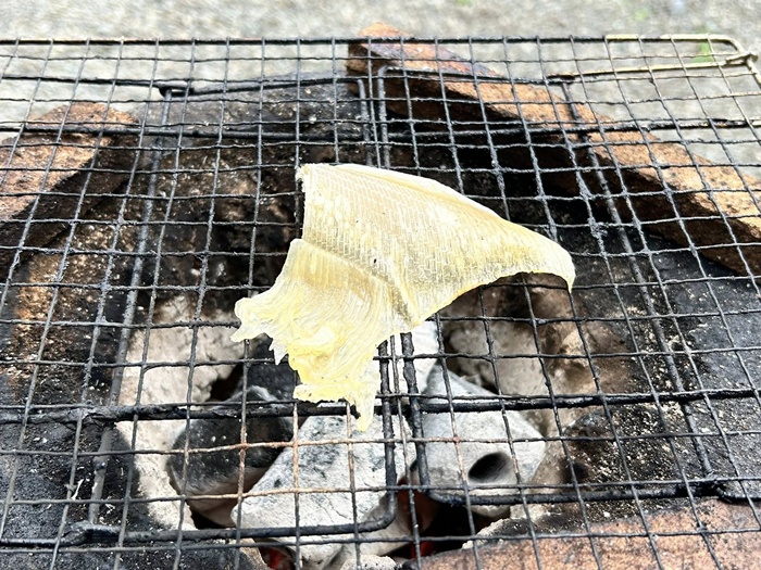 エイヒレを七輪で軽く炙っているところ