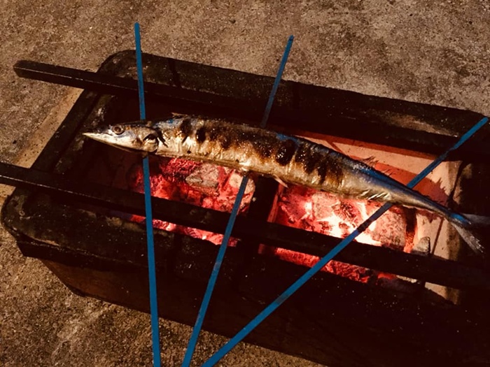 七輪でサンマを焼いているところ