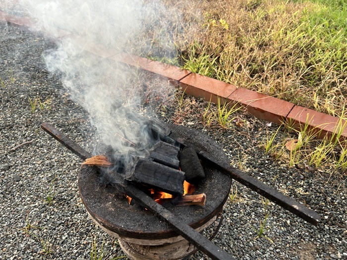 七輪の火起こしの時にでる煙