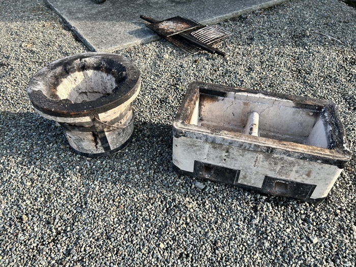 使い古した丸型七輪と角型七輪