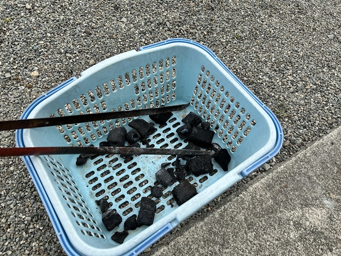 以前に使った炭を乾燥させている光景