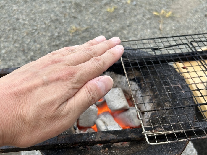 七輪の炭の火加減を確認しているところ