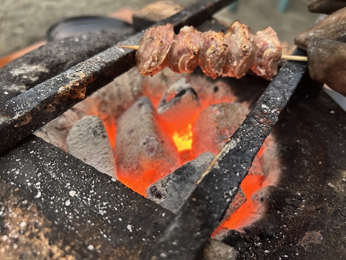 七輪で砂肝串を炭火で焼き上げているところ