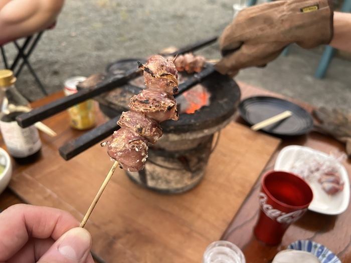 七輪で砂肝を焼き上げて食べるところ