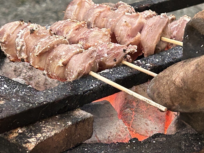 七輪で砂肝を炭火で焼き上げているところ