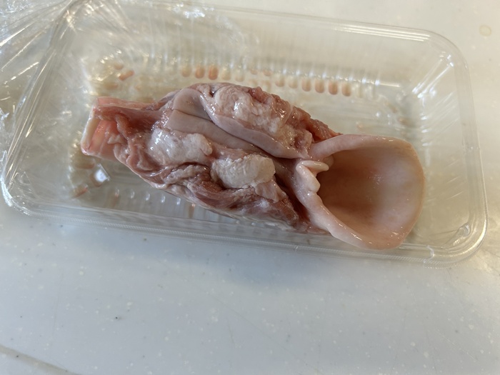 豚のなんこつ(のど)を七輪で楽しむために焼き鳥にすべく購入した様子